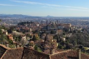 42 Da San Vigilio-stazione funicolare vista panoramica su Citta Alta, Citta Bassa e pianura